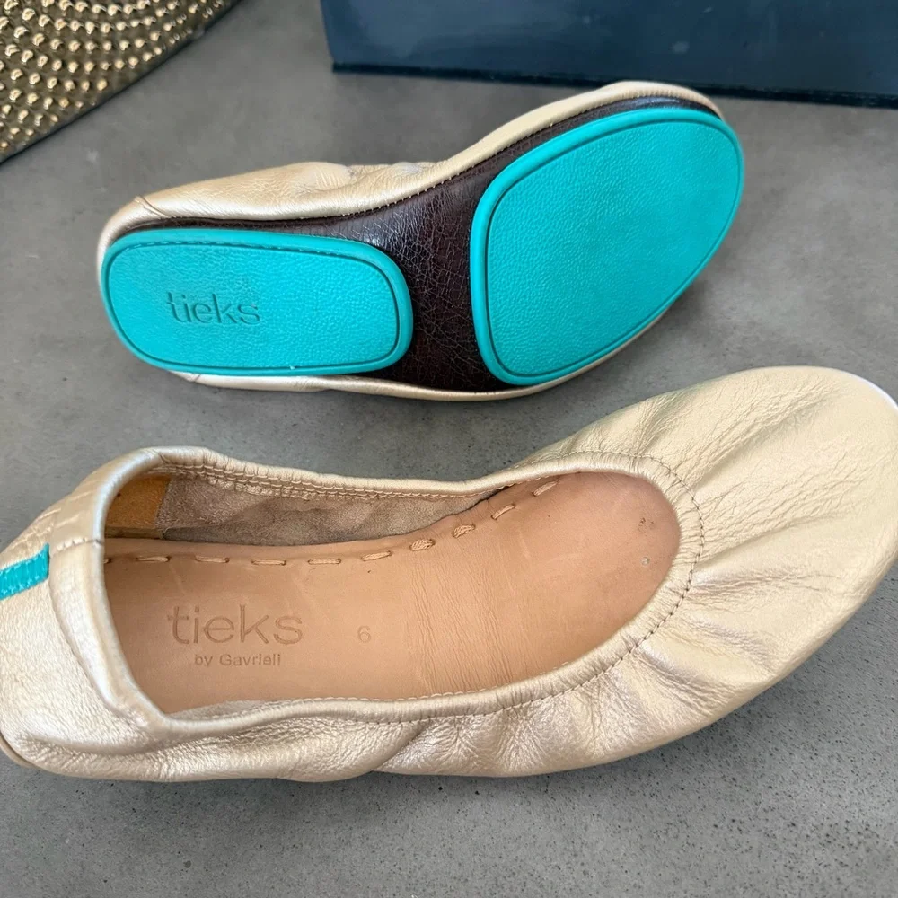 Tieks Women’s Champagne Gold Leather Ballet Flats with Turquoise Soles Size 6